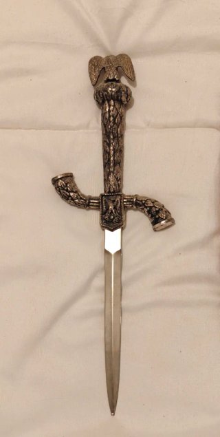 Panoplia con replica de pistola y daga en escudo