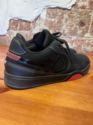 Zapatillas de skate ÖUS negras y rojas