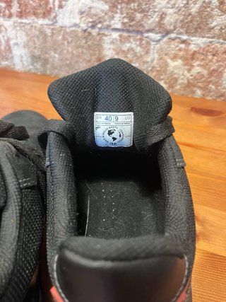 Zapatillas de skate ÖUS negras y rojas