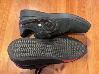 Zapatillas de skate ÖUS negras y rojas
