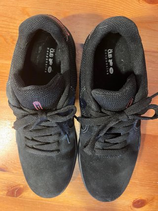 Zapatillas de skate ÖUS negras y rojas