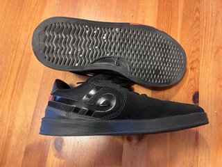 Zapatillas de skate ÖUS negras y rojas