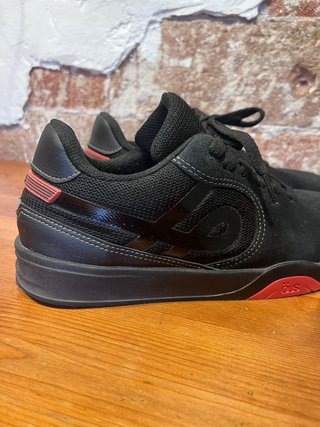 Zapatillas de skate ÖUS negras y rojas
