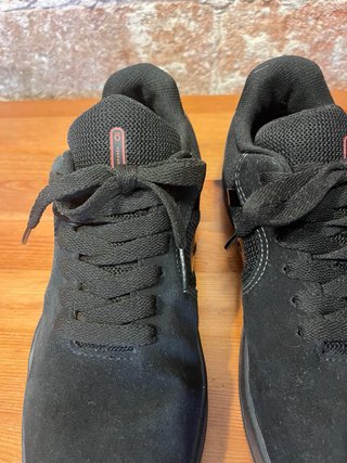 Zapatillas de skate ÖUS negras y rojas