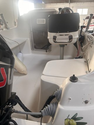 Embarcación Quicksilver 420 con remolque