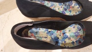 Zapatos de cuña negros y beige