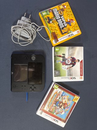 Nintendo 2DS Negra y Azul + 4 Juegos