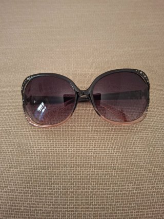 Occhiali da sole oversize neri e rosa