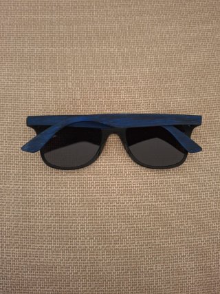 Occhiali da sole neri con aste blu
