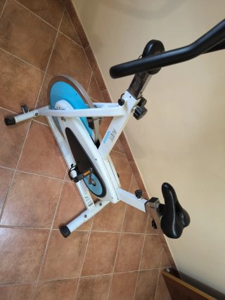 Bicicleta Spinning AIRIS Blanca y Azul