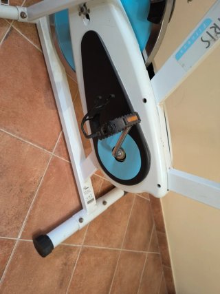 Bicicleta Spinning AIRIS Blanca y Azul