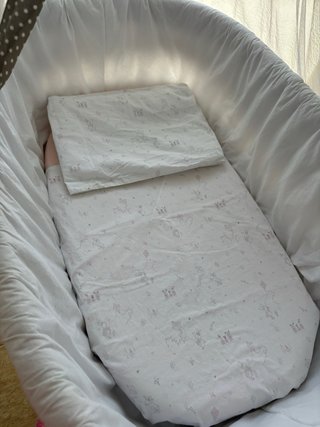 Minicuna mimbre y textil blanco