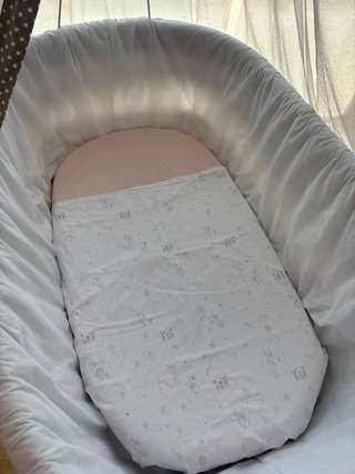 Minicuna mimbre y textil blanco