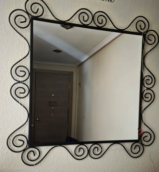 Espejo decorativo negro con marco curvo