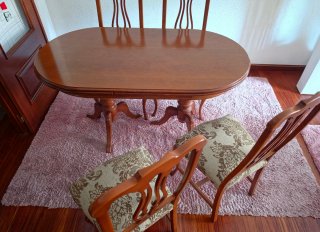 Mesa de comedor de madera