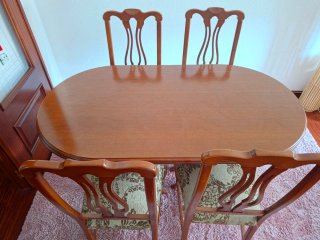 Mesa de comedor de madera