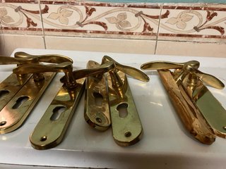Manillas de puerta doradas
