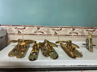 Manillas de puerta doradas
