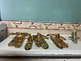 Manillas de puerta doradas