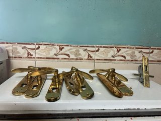 Manillas de puerta doradas