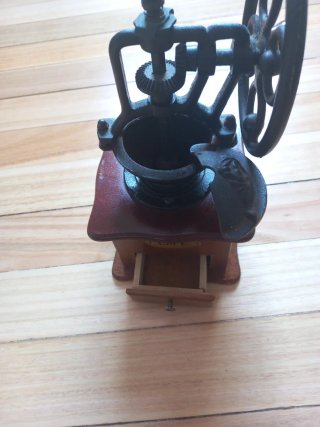 Molinillo de café antiguo decorativo