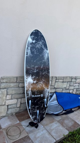 Tabla de surf con funda azul