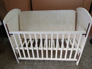 Cuna blanca para bebé con colchón