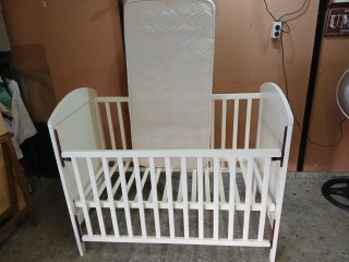 Cuna blanca para bebé con colchón