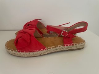 Sandalias rojas con lazo