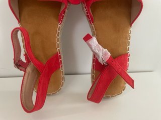 Sandalias rojas con lazo