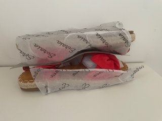Sandalias rojas con lazo