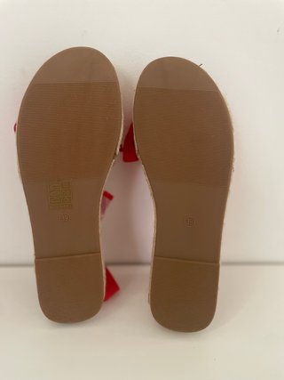 Sandalias rojas con lazo