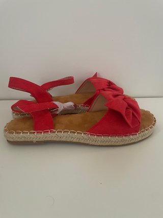 Sandalias rojas con lazo