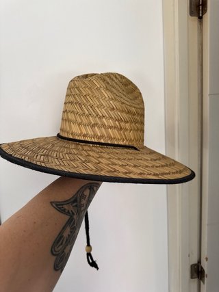Sombrero de paja tejido