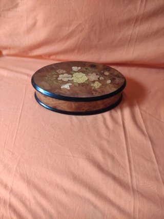 Caja de música ovalada con flores