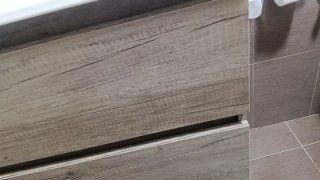 Mueble de baño con lavabo de madera y cerámica