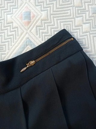 Falda negra plisada talla S