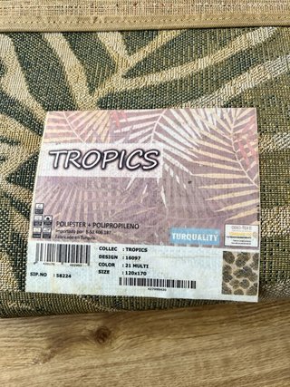 Alfombra diseño tropical en tonos verdes y beige