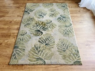 Alfombra diseño tropical en tonos verdes y beige