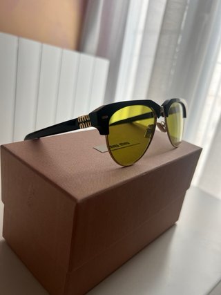 Gafas de sol Miu Miu negras y amarillas