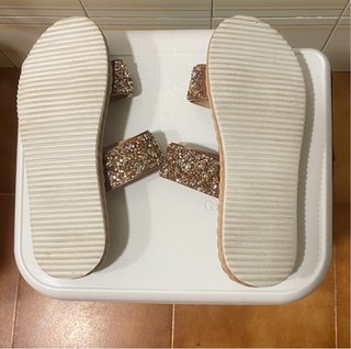 Sandalias doradas de dos tiras