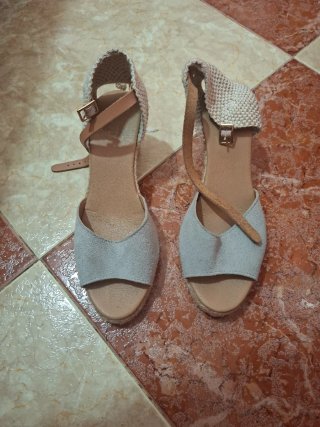 Sandalias cuña beige y gris