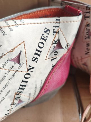 Botas estilo botín con estampado de periódico