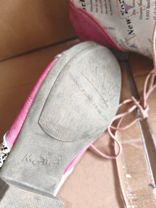 Botas estilo botín con estampado de periódico