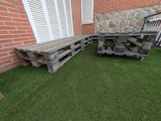 Conjunto de jardín de palets con mesa de cristal