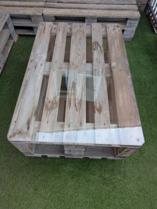 Conjunto de jardín de palets con mesa de cristal