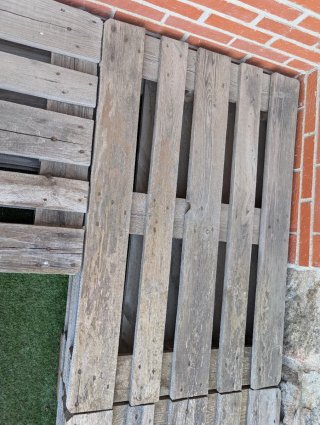 Conjunto de jardín de palets con mesa de cristal