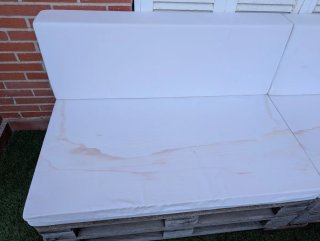 Conjunto de jardín de palets con mesa de cristal