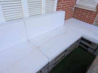 Conjunto de jardín de palets con mesa de cristal