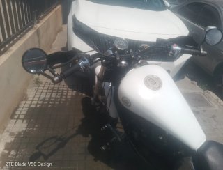 Moto Cruiser Blanca y Negra